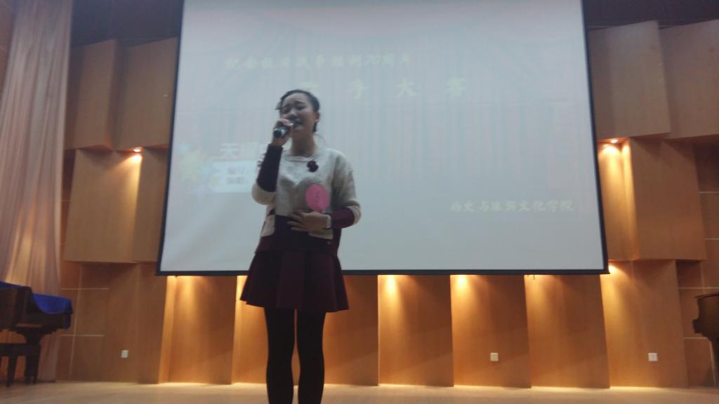 参赛者激情演唱