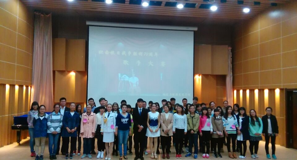 参赛者与全体工作人员合影